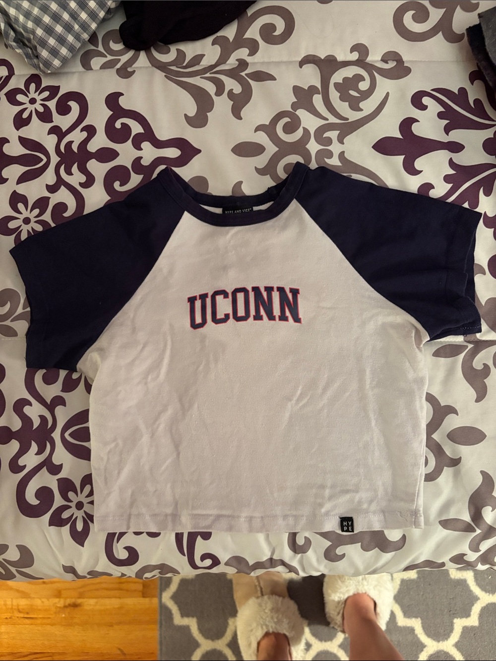 UConn White & Navy Cropped Raglan Tee